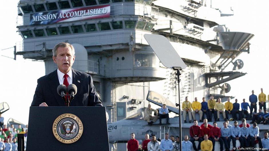 US-Präsident George W. Bush verkündet auf einem Flugzeugträger im Persischen Golf am 1. Mai 2003 das Ende des Golfkrieges; Foto: AFP/Getty Images