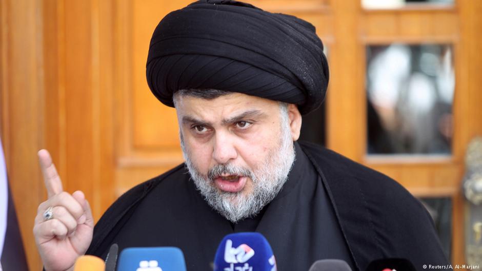 رجل الدين الشيعي مقتدى الصدر من مواليد 1973 وزعيم التيار الصدري وهو تيار شعبي شيعي كبير في العراق.