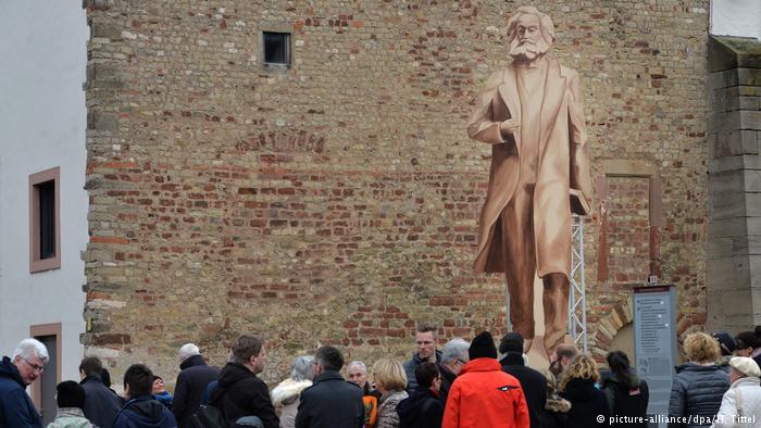 تمثال للمفكر الألماني كارل ماركس في مسقط رأسة بمدينة ترير الألمانية.