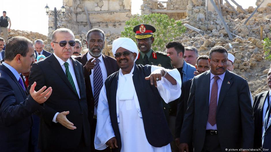 الرئيس التركي إردوغان والرئيس السوداني عمر البشير في السودان.