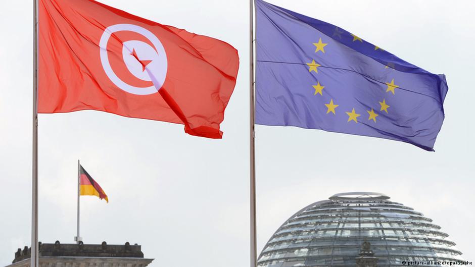 Symbolbild Fahnen der EU und Tunesiens; Foto: picture-alliance/dpa