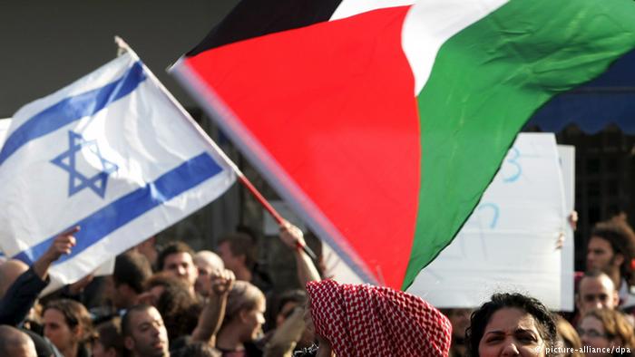 Friedenskativisten: Fahnen von Israel und Palästina werden gemeinsam geschwenkt; Foto: dpa