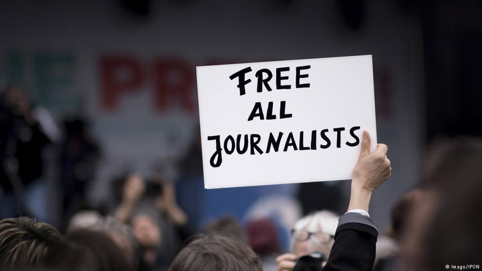 منظمة "مراسلون بلا حدود": حرية الصحافة سجلت مزيدا من التراجع في العالم العام الماضي، و"أجواء من الكراهية والعداء" ضد الصحافيين خصوصا في أوروبا والولايات المتحدة ما يشكل "تهديدا للديموقراطيات".