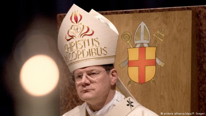 Archbishop Stephen Burger wearing a mitre (photo: picture-alliance/dpa/P. Seeger)