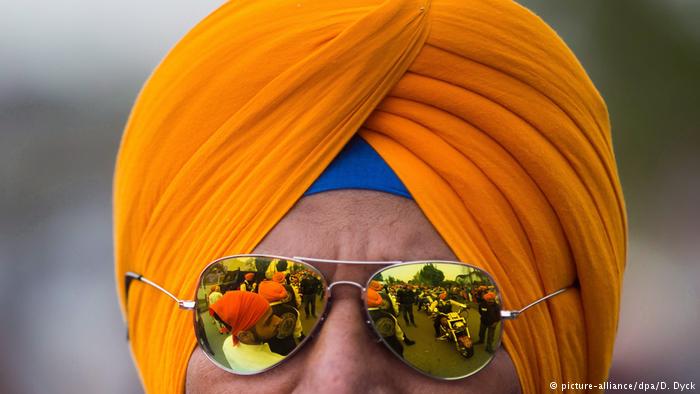 Man wearing an orange Sikh turban (photo: picture-alliance/dpa/D. Dyck)