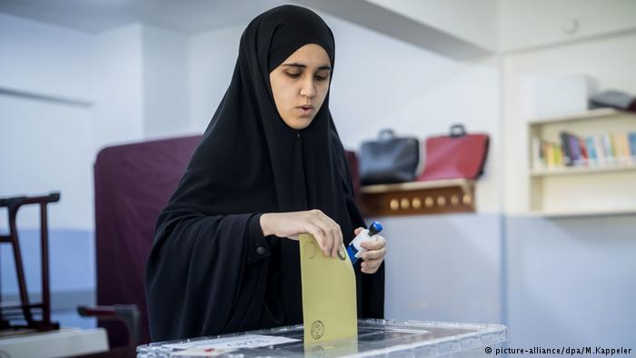 Woman wearing a chador at the ballot box (photo: picture-alliance/dpa/M. Kappeler)