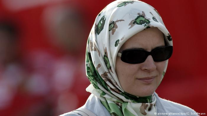 Muslim woman wearing a headscarf (photo: picture-alliance/dpa/G. Schiffmann)