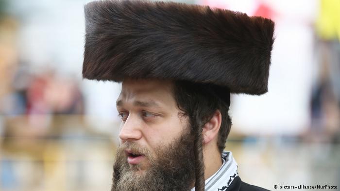 Man wearing fur-trimmed shtreimel (photo: picture-alliance/NurPhoto)