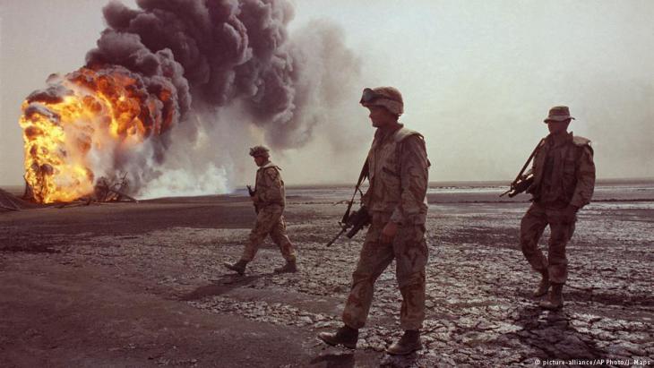 American troops in front of burning oil fields near Kuwait City in 1991 (photo: picture-alliance/AP)