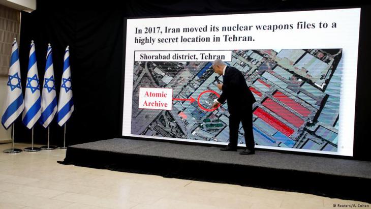 Israelʹs premier Benjamin Netanyahu presents Tehranʹs supposed plans for building nuclear weapons (photo: Reuters)