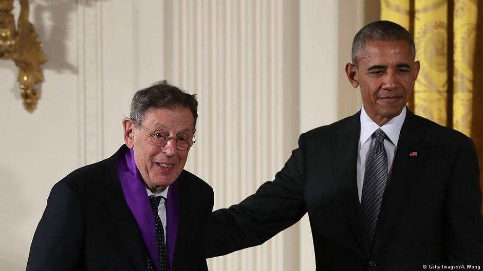 الفنان الأمريكي فيليب غلاس مع باراك أوباما عام 2015.