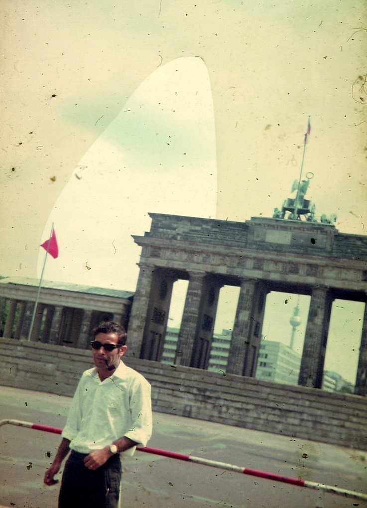 الأب، دياب، عابد، امام بوابة براندنبورغ في برلين ١٩٦٧ | ©خاص
