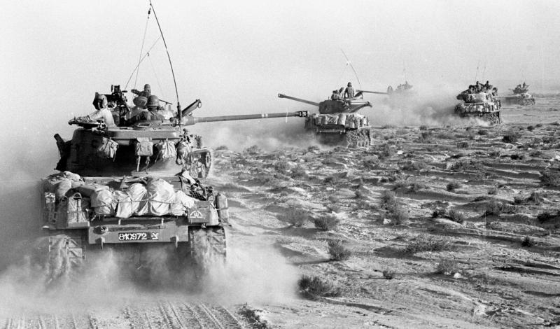 Israelische Panzer rücken im Juni 1967 auf der Halbinsel Sinai auf ägyptische Stellungen vor; Foto: dpa