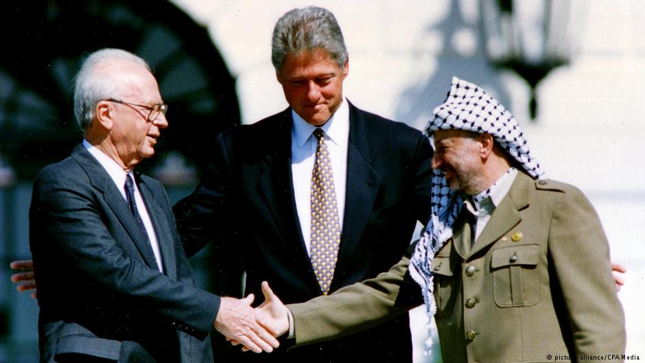 Historischer Handschlag: Israels Premierminister Jitzhak Rabin (l) und PLO-Chef Jassir Arafat (r) mit US-Präsident Bill Clinton (m) bei der Unterzeichnung der Osloer Verträge vor dem Weißen Haus in Washington 1993; Foto: picture-alliance/CPA Media