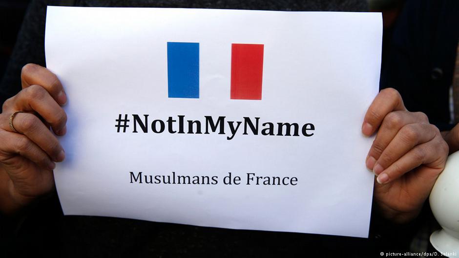 Frankreichs Muslime bekunden nach den Anschlägen in Paris vom 13. November 2015 ihre Ablehnung jeglicher Gewalt im namen des Islam; Foto: picture-alliance/dpa