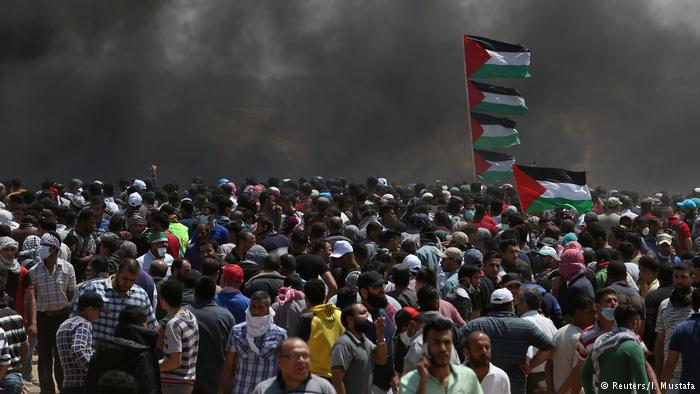 Mass protest by Palestinians at the Gaza–Israel border after the opening of the US embassy in Jerusalem (photo: Reuters)