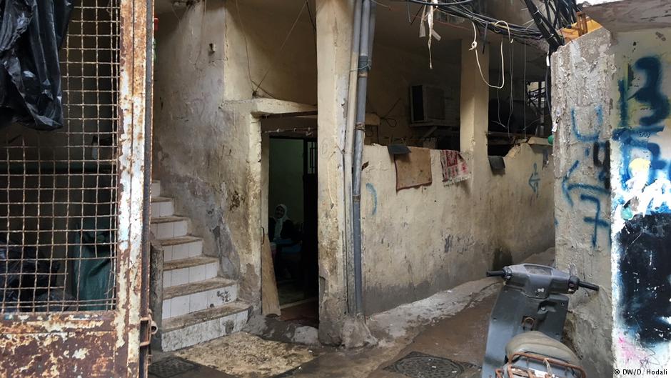 The entrance to the flat where Hafida Khatib lives in the Palestinian refugee camp Burj el-Barajneh, Lebanon (photo: Diana Hodali/DW)