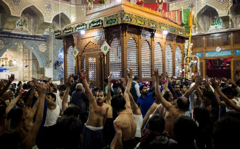 Schiitische Muslime schlagen sich rhythmisch vor dem Schrein auf die Brust; Foto: Philipp Breu 