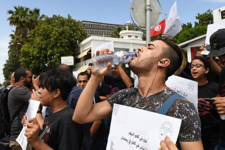 Non-fasting demonstrators in Tunis protest the daytime closure of cafes and restaurants during Ramadan, 27.05.2018 (photo: Ismail Dbara)