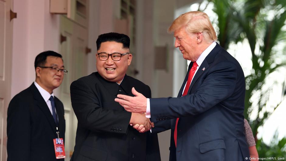 تصافح الرئيس الأمريكي دونالد ترامب والزعيم الكوري الشمالي كيم جونغ-أون صباح الثلاثاء 12 / 06 / 2018 في سنغافورة في مستهل قمة تاريخية تجمع للمرة الأولى بين زعيم كوري شمالي ورئيس أمريكي في السلطة. 
