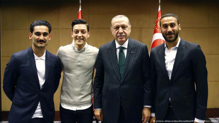 Erdogan with Ozil and Gundogan on 13.05.2018 (photo: picture-alliance/dpa)