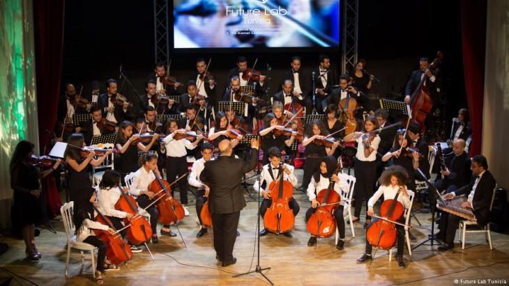 Musicians from the Bremen Philharmonic perform together with Tunisian children and young people (photo: Future Lab Tunisia)