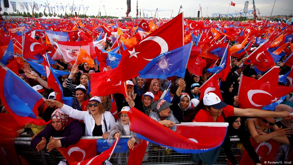 لم يخسر الرئيس التركي أردوغان أيّا من الانتخابات التي خاضها منذ 16 عاما. لكن المشهد اليوم تغير. فتردي الأوضاع الاقتصادية قد يكلف "التحالف الجمهوري" غالبيته البرلمانية، بل لا يستبعد مراقبون خسارته في الانتخابات. 