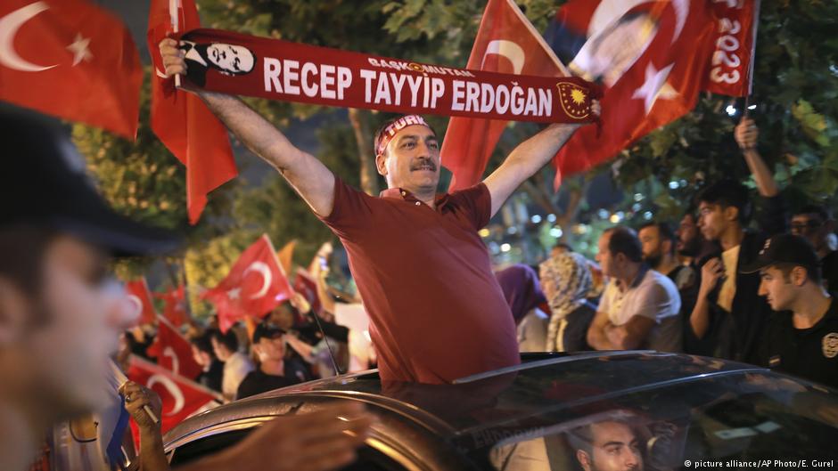 Anhänger Erdoğans jubeln nach Bekanntgabe der Wahlergebnisse in Istanbul; Foto: picture-alliance/AP 