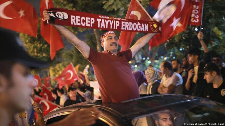 Erdogan supporters in Istanbul celebrate the election result (photo: picture-alliance/AP)