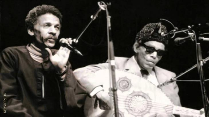 Sheikh Imam and Ahmad Fouad Negm during a concert in Cairo (source: YouTube)