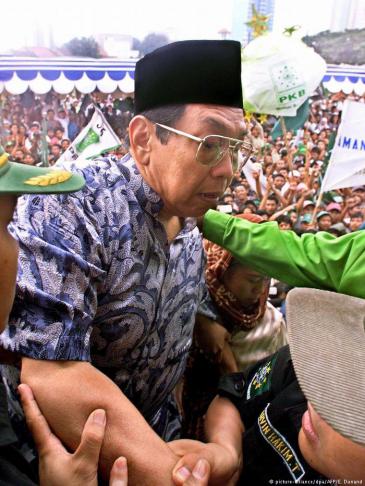 Indonesiaʹs former president Abdurrahman Wahid (photo: picture-alliance/dpa/AFP)