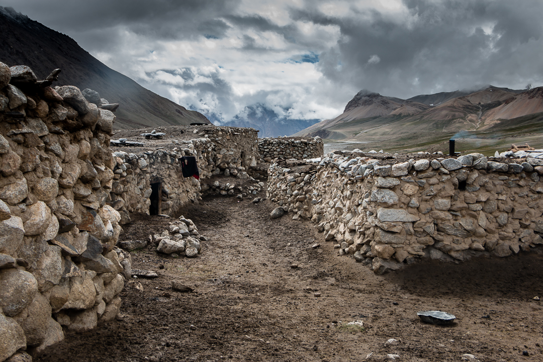 Deserted shepherds huts in the high-altitude summer village (photo: Camille Del Bos)
