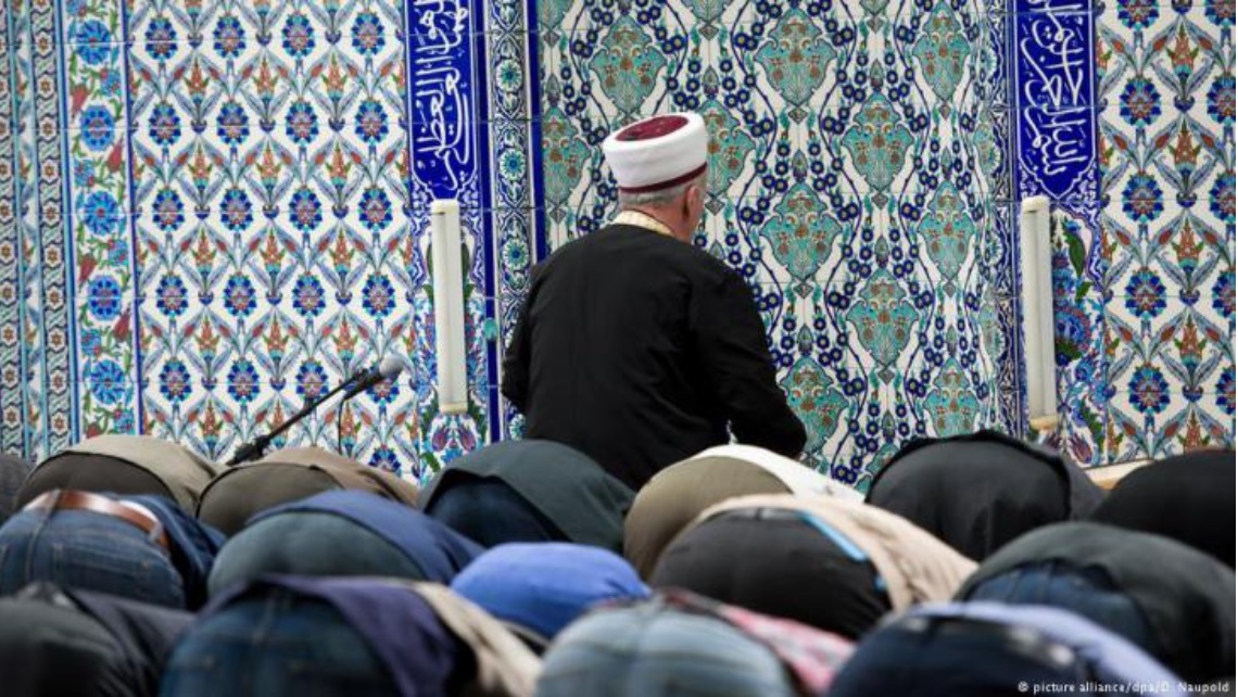 مسجد في ألمانيا - مسلمون يصلون في جامع إسلامي.