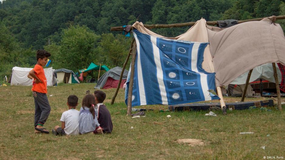 في مخيم لاجئين عشوائي في فليكا كلادوزا بالبوسنة والهرسك، طريق بلقان جديدة عبر البوسنة وكرواتيا إلى أوروبا - لاجئون عبر البوسنة وعيونهم على ألمانيا.