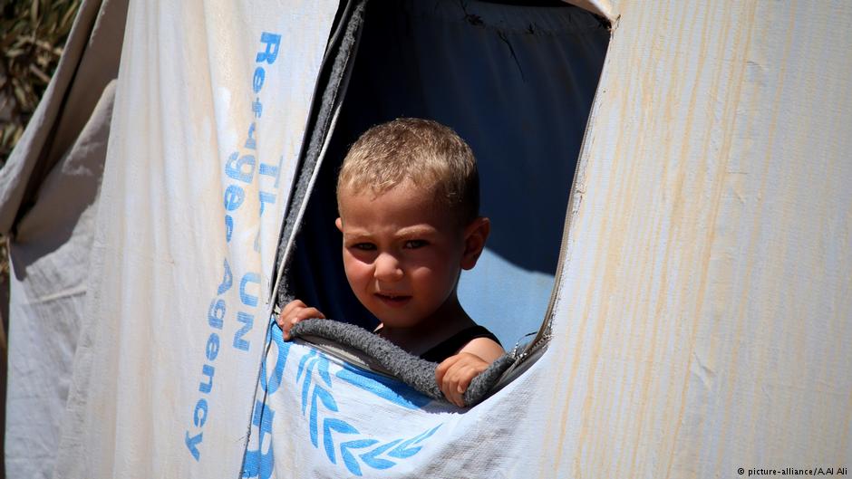 Syrisches Flüchtlingskind in eienm Schutzzelt der Vereinten Nationen in Daraa; Foto: picture-alliance