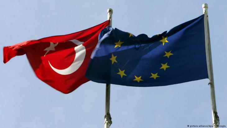 Symbolic image showing the flags of Turkey and the European Union (photo: picture-alliance/dpa)