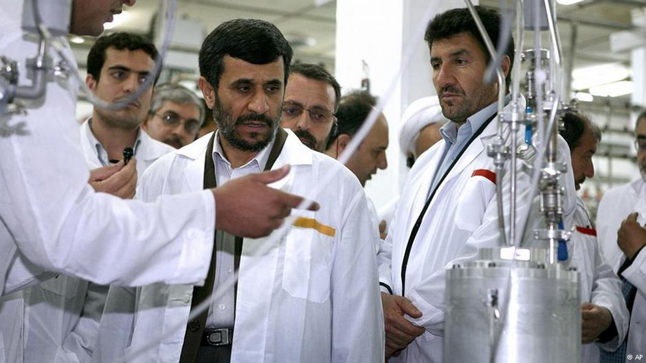 Der ehemalige iranische Präsident Mahmoud Ahmadinejad während eines Besuchs im Urananreicherungszentrum von Natanz am 8. April 2008; Foto: AP