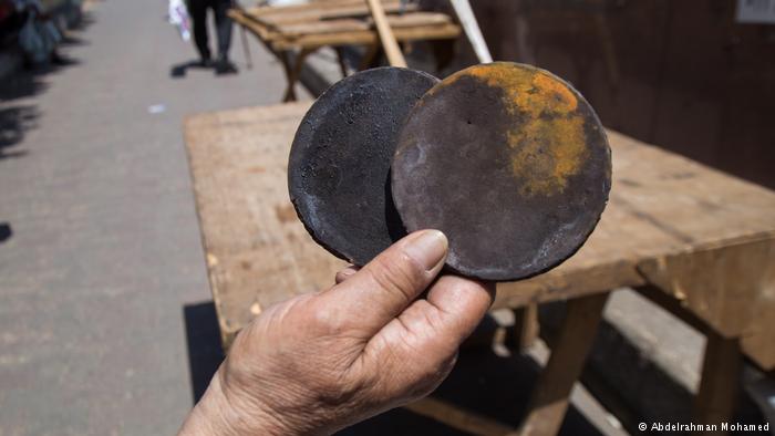 Mit Ofenplatten zum Markt - Umm Heba will sie eintauschen; Foto: Abdelrahman Mohamed