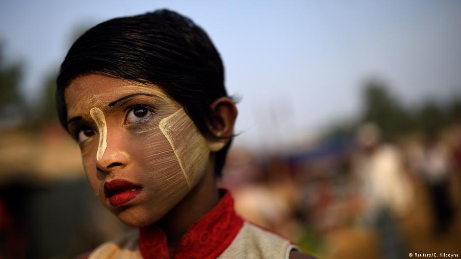 A Rohingya refugee girl named Rufia Begum, aged 9, poses for a photograph as she wears thanaka paste at Balukhali camp in Cox's Bazaar, Bangladesh, 31 March 2018 (photo: Reuters/Clodagh Kilcoyne))