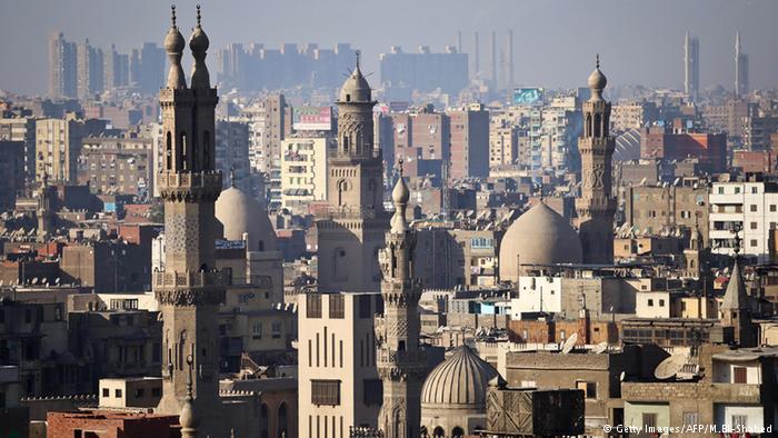 القاهرة واحدة من كبريات مدن العالم، إذ يتجاوز عدد سكان القاهرة الكبرى الـ 20 مليون نسمة وهو ما يمثل تحديا للحكومة ويسبب مشاكل في مجالات السكن والطاقة والمواصلات.