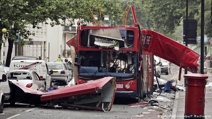 Bus destroyed in the 7 July attacks in London in 2005 (photo: picture-alliance/dpa/P. McDiarmid)