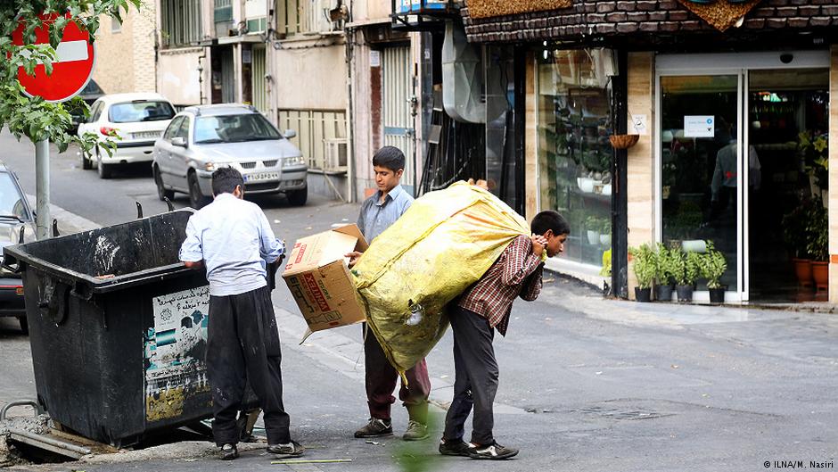 أطفال في إيران يعملون في جمع القمامة - بيروقراطية الفساد تحمي مافيا النفايات في طهران.