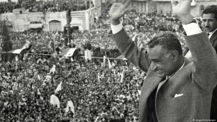 Egyptian President Gamal Abdel Nasser greets a crowd in Cairo after the end of the political union between Egypt and Syria (photo: imago/Cola Images)