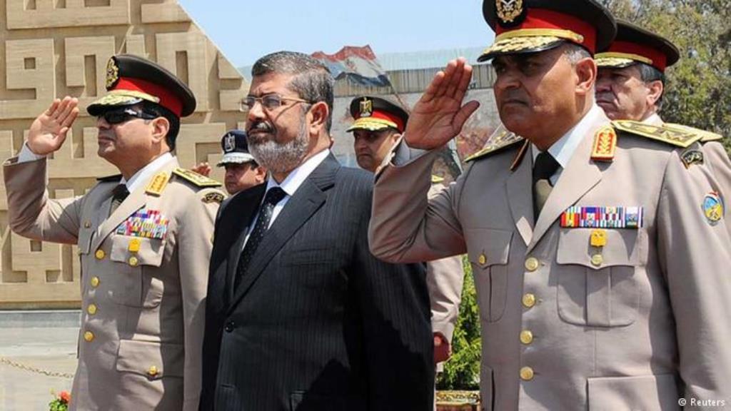 محمد مرسيأول رئيس منتخب ديمقراطيا في تاريخ مصر وبجانبه وزير الدفاع السابق عبد الفتاح السيسي 