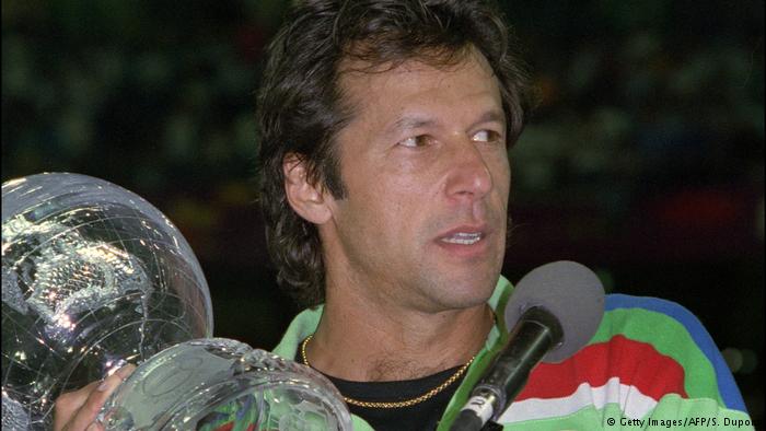 Imran Khan holds the 1992 Cricket World Cup (photo: Getty Images/AFP/S. Dupont)