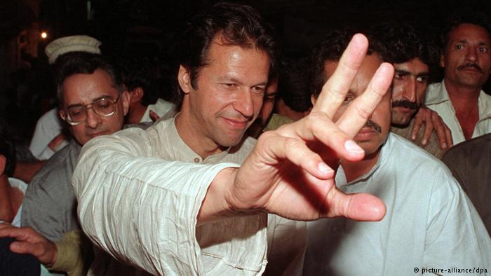 Ex-cricket star Imran Khan campaigns ahead of the 1997 election (photo: picture-alliance/dpa)