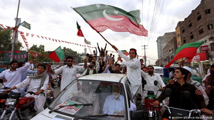 Supporters of Imran Khan celebrate the PTI's regional victory in Khyber Pakhtunkhwa (photo: picture-alliance/dpa/ A. Arab)