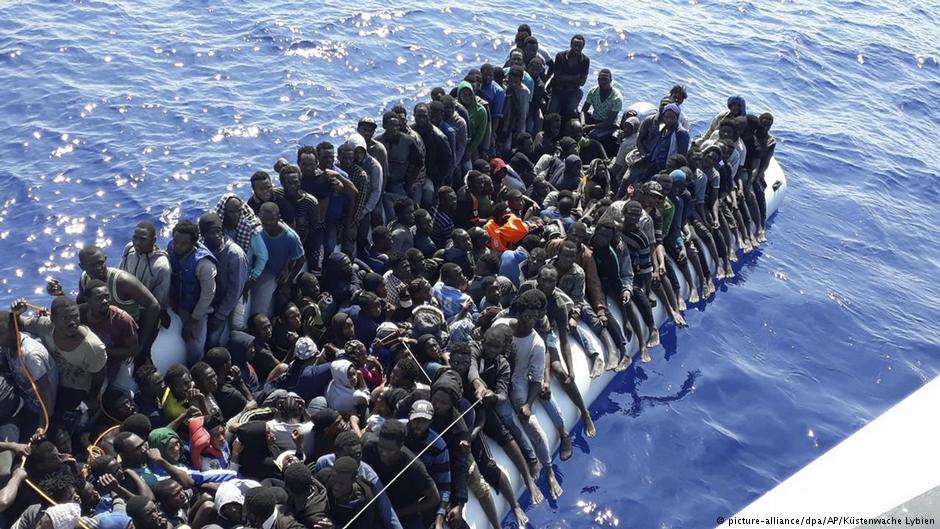 Migrants on a boat (photo: picture-alliance/dpa/AP/Libyan coastguard)