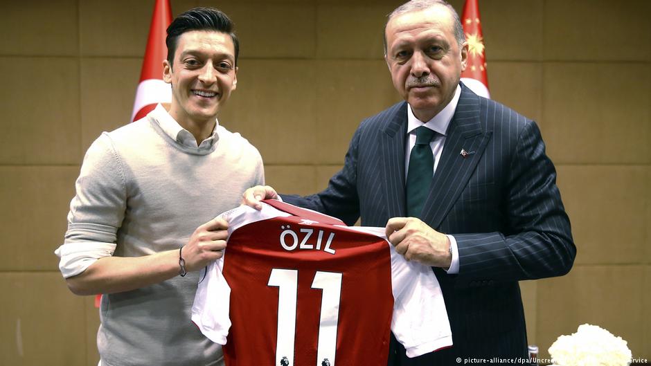 Mesut Ozil and President of Turkey Recep Tayyip Erdogan (photo: picture-alliance/dpa)