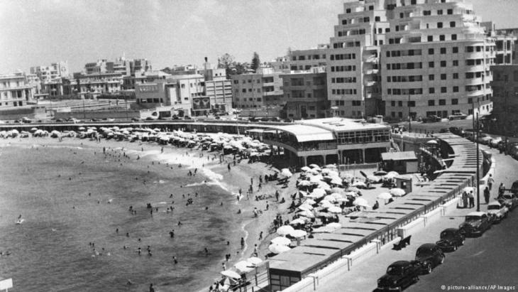 شاطئ للسباحة في الإسكندرية - مصر عام 1960.  Foto: picture alliance ap